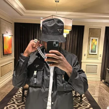 Bobs Prada en nylon noir porté par Lil Tjay sur le compte Instagram @liltjay