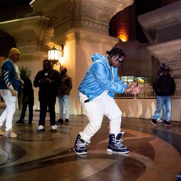 Cortavientos Louis Vuitton Light Blue Monogram usado por YTB Fatt en la cuenta de Instagram @ytbfatt