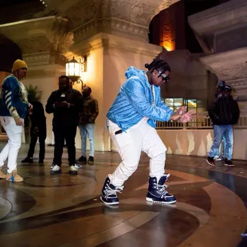 Botas de nieve Louis Vuitton Navy 'LV Trainer' usadas por YTB Fatt en la cuenta de Instagram @ytbfatt