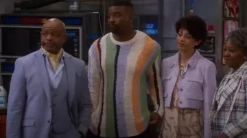 Pull texturé Zara porté par le capitaine Cam Wilson (Adam Lazarre-White) comme on le voit dans The Upshaws (S05E01)