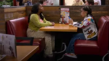 Forever 21 Pantalones de tiro alto con estampado de cebra con cinturón usados por Savannah (Daria Johns) como se ve en The Upshaws (T05E01)