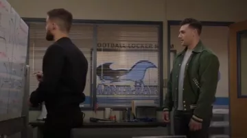 Veste matelassée verte portée par JJ Parker (Hunter Clowdus) comme on le voit dans All American (S06E04)