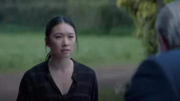 Top a cuadros Vince Shadow en negro usado por Jin Cheng (Jess Hong) como se ve en 3 Body Problem (S01E05)