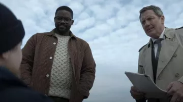 Suéter de lana de Aran con cuello redondo de punto trenzado de Aran usado por Saul Durand (Jovan Adepo) como se ve en 3 Body Problem (S01E05)