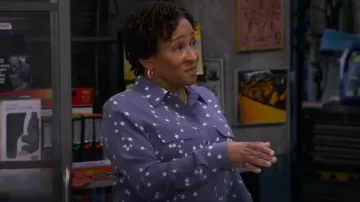 Equipamiento: Camisa de seda estrella de la firma usada por Lucretia Turner (Wanda Sykes) como se ve en The Upshaws (T05E02)