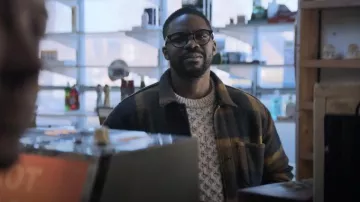 Chaqueta de campo de Universal Works Large Plaid Fleece usada por Saul Durand (Jovan Adepo) como se ve en 3 Body Problem (S01E06)