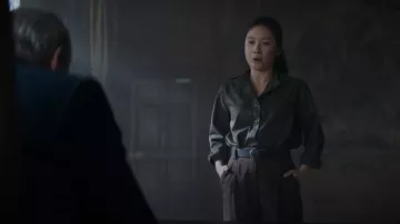 Pantalones plisados anchos Uniqlo usados por Jin Cheng (Jess Hong) como se ve en 3 Body Problem (S01E06)