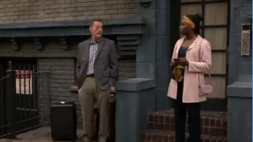 Univeral Thread Goods Co Dusty Purple Purse Small Crossbody Bag usado por Abishola (Folake Olowofoyeku) como se ve en Bob Hearts Abishola (S05E11)