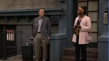 Univeral Thread Goods Co Petit sac à bandoulière violet poussiéreux porté par Abishola (Folake Olowofoyeku) comme on le voit dans Bob Hearts Abishola (S05E11)