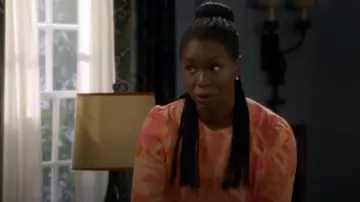 Farm Rio Anthropologie Paisley Pullover Pull porté par Abishola (Folake Olowofoyeku) comme on le voit dans Bob Hearts Abishola (S05E11)