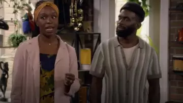 Vince Crochet Stripe chemise boutonnée à manches courtes portée par Kofo (Tony Okungbowa) comme on le voit dans Bob Hearts Abishola (S05E11)