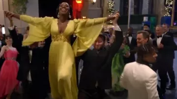 Maria Lucia Hohan Vestido largo de seda Harlow amarillo para mujer usado por Abishola (Folake Olowofoyeku) como se ve en Bob Hearts Abishola (T05E11)