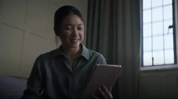 Blusa Nili lotan Gaia usada por Jin Cheng (Jess Hong) como se ve en 3 Body Problem (S01E07)