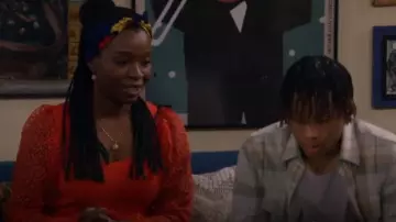 Haut à manches en dentelle Maeve porté par Abishola (Folake Olowofoyeku) comme on le voit dans Bob Hearts Abishola (S05E11)