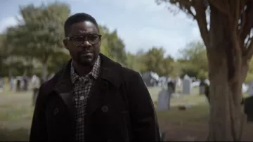 Ralph Lauren Edición Limitada Peacoat Marrón Pana Negro usado por Saul Durand (Jovan Adepo) como se ve en 3 Body Problem (S01E07)