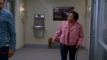 Veste utilitaire à cordon rose Rag & Bone portée par Lucretia Turner (Wanda Sykes) comme on le voit dans The Upshaws (S05E02)
