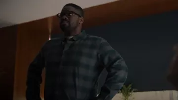 Franela a cuadros de mango en color caqui usada por Saul Durand (Jovan Adepo) como se ve en 3 Body Problem (S01E07)