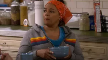 Sudadera con capucha con cremallera de 5 rayas Aviator Nation usada por Regina Upshaw (Kim Fields) como se ve en The Upshaws (S05E02)