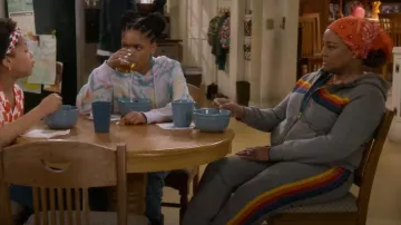 Pantalones de 5 rayas de Aviator Nation usados por Regina Upshaw (Kim Fields) como se ve en The Upshaws (S05E02)