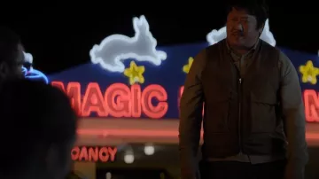 Chaleco de cera Tex de Universal Works usado por Da Shi (Benedict Wong) como se ve en 3 Body Problem (S01E08)