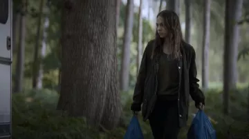 Chaqueta Bellota Barbour usada por Tatiana (Marlo Kelly) como se ve en 3 Body Problem (S01E08)