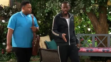 Chaqueta de tricot con cinta de la firma Ben Sherman usada por Malcolm Butler (Sheaun McKinney) como se ve en The Neighborhood (S06E08)