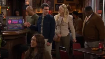 Isabel Marant Nelly Chaqueta usada por Gemma Johnson (Beth Behrs) como se ve en The Neighborhood (T06E08)