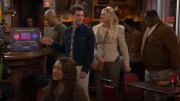 Bolso de hombro de cuero Kate Spade Rosie usado por Gemma Johnson (Beth Behrs) como se ve en The Neighborhood (S06E08)