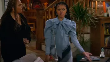 Alice + Olivia Jeans Bonne mini-jupe en jean rayé patchwork portée par Aaliyah Upshaw (Khali Spraggins) comme on le voit dans The Upshaws (S05E03)