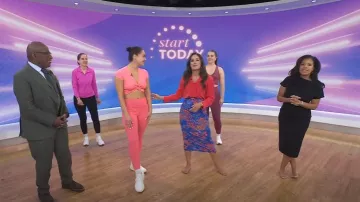 Alo Yoga Airbrush Criss Cross Short Sleeve porté par Meghan McFerran comme on le voit dans Aujourd’hui le 22 avril 2024