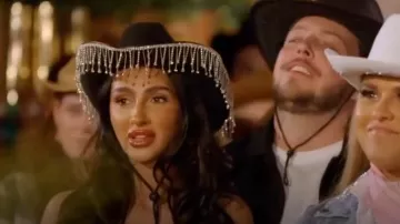 Sombrero de vaquero Boohoo Black Diamante Tassel Trim usado por Jodie Wells como se ve en The Only Way Is Essex (S33E05)