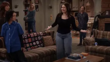 American Eagle Dreamy Drape Super High Waisted Jeans porté par Harris Conner-Healy (Emma Kenney) comme on le voit dans The Conners (S06E08)