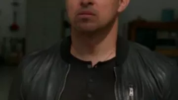 Blouson aviateur en cuir Ncis Wilmer Valderrama de Nick Torres (Wilmer Valderrama) dans NCIS (S21E05)