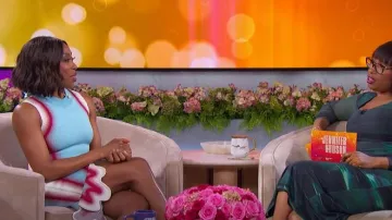 Vestido asimétrico ondulado PH5 Brooklyn usado por Ego Nwodim como se ve en The Jennifer Hudson Show el 22 de abril de 2024