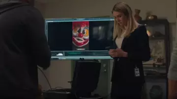 Blazer en laine Theory Etiennette porté par Kate Whistler (Tori Anderson) dans NCIS : Hawaï (S03E08)
