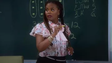 Alice et Olivia Minda chemisier à volants à oeillets porté par Carlotta (Courtney Nichole) comme on le voit dans The Upshaws (S05E03)