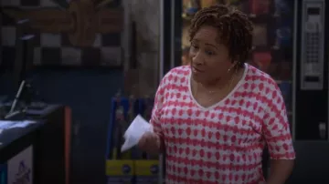 Camiseta de lino Tie Dye de Gerard Darel usada por Lucretia Turner (Wanda Sykes) como se ve en The Upshaws (T05E04)