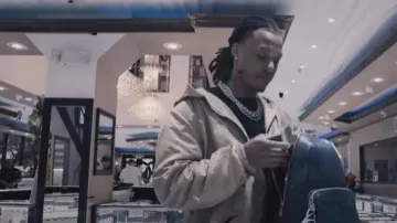 Chaqueta cortavientos reversible beige Louis Vuitton usada por Skilla Baby en Skilla Baby - Gratis Big Meech (Video oficial)