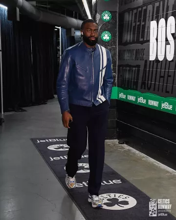 Chaqueta de carreras de rayas blancas y azul marino de Junya Watanabe usada por Jaylen Brown en la cuenta de Instagram @celtics
