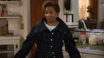 Veste en jean à col montant Alexander McQueen portée par Lucretia Turner (Wanda Sykes) dans The Upshaws (S05E05)