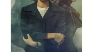 FemmeManteau long en laine de Rebecca Godfrey (Riley Keough) dans Sous le pont (S01E02)