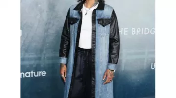 Abrigo de mujer denim azul (Kali Reis) en Under the Bridge (S01E02)