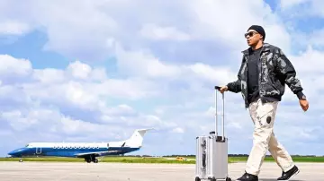 Chaqueta bomber Jordan Paris Saint Germain negra y verde usada por Kylian Mbappé en la cuenta de Instagram @k.mbappé