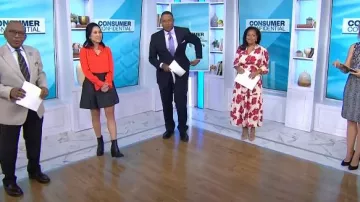 Sandalia de cuero con volantes Michael Kors Bella usada por Vicky Nguyen como se ve en Today el 24 de abril de 2024