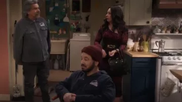 Diane von Furstenberg Edyna Robe mi-longue asymétrique en maille portée par Rosie (Selenis Leyva) comme on le voit dans Lopez vs Lopez (S02E07)