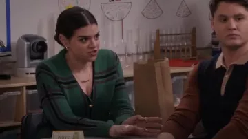 Cardigan Tularosa Blair porté par Mayan (Mayan Lopez) comme on le voit dans Lopez vs Lopez (S02E07)