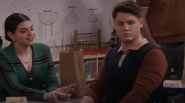 Polo Express Color Block Merino Wool Sweater usado por Quinten (Matt Shively) como se ve en Lopez vs Lopez (S02E07)