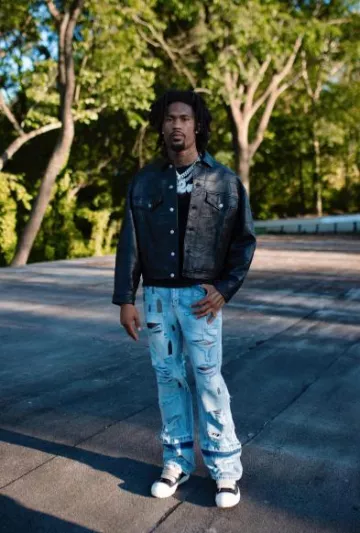 Who Decides War Blue Metal Window Patch Gnarly Jeans usados por Hunxho en la cuenta de Instagram @hunxho