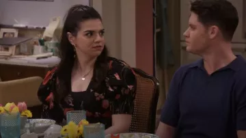 Ted Baker Robe à manches bouffantes à col en V portée par Mayan (Mayan Lopez) comme on le voit dans Lopez vs Lopez (S02E08)