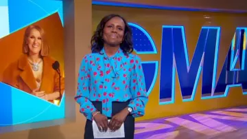 Blusa con estampado de rosas dispersas con cuello anudado de la colección Michael Kors usada por Deborah Roberts vista en Good Morning America el 24 de abril de 2024
